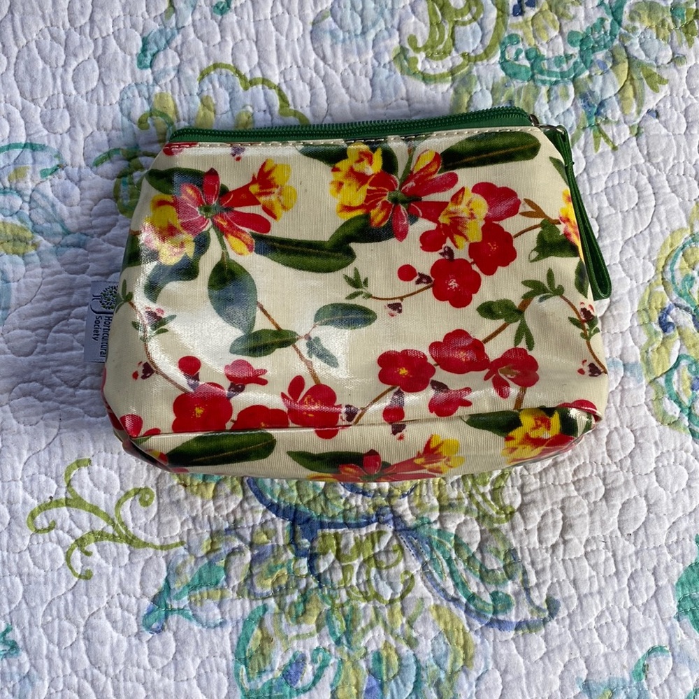 Small zippered bag.